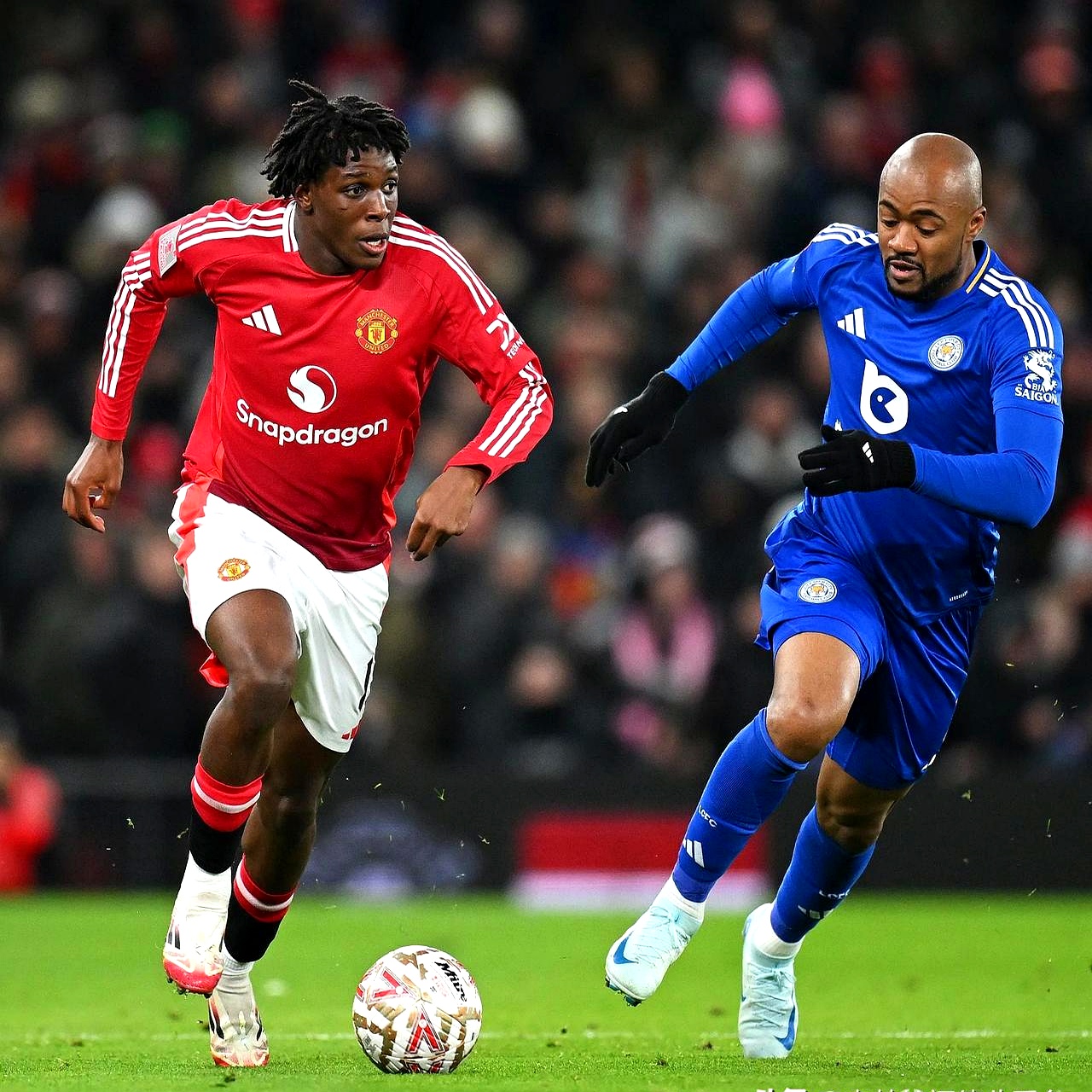 欧联今夜走向成谜；曼联调整名单；悬念犹存；阵容厚度经受考验